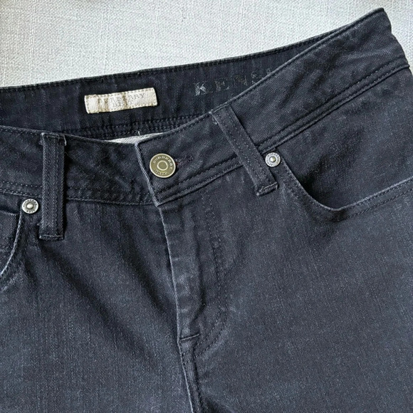 Stylish Women's Gray and Black Jeans - Picture 8 of 16